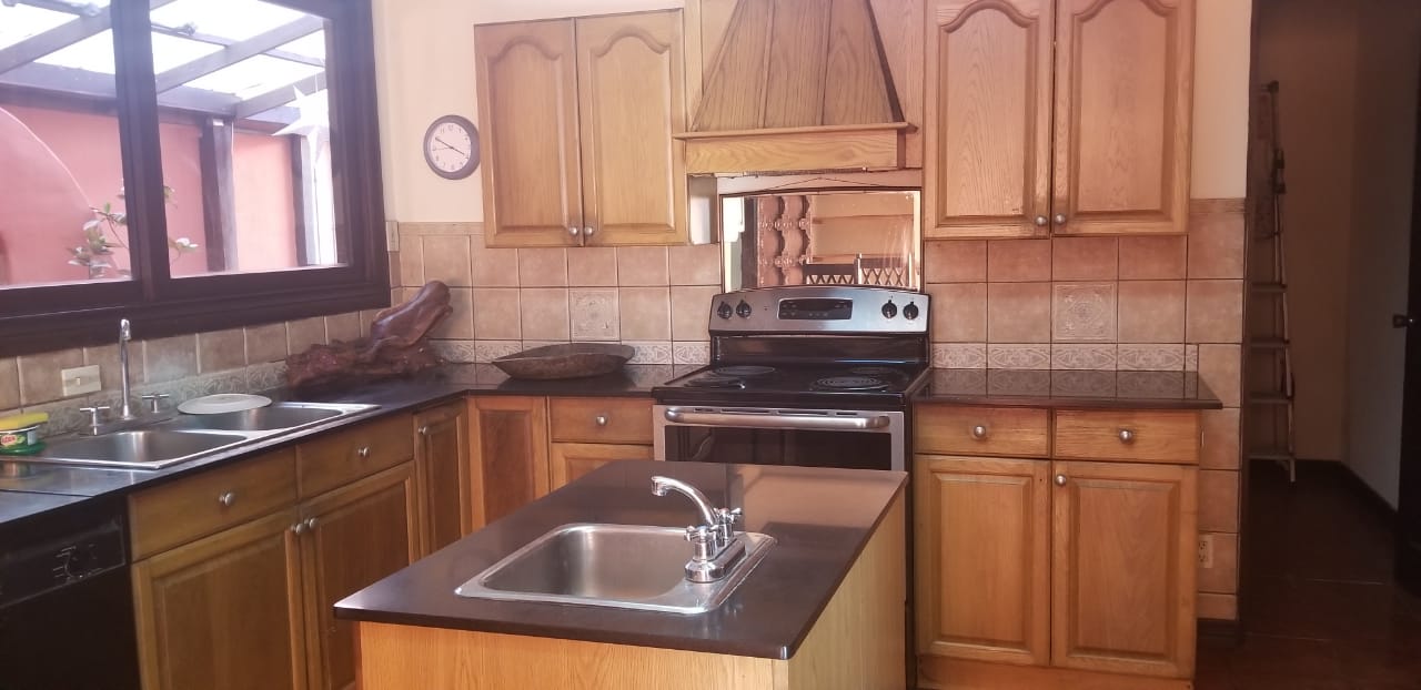 ¡Haz crecer tu dinero! Venta de amplia casa con 3 aptos C1057 Bamago